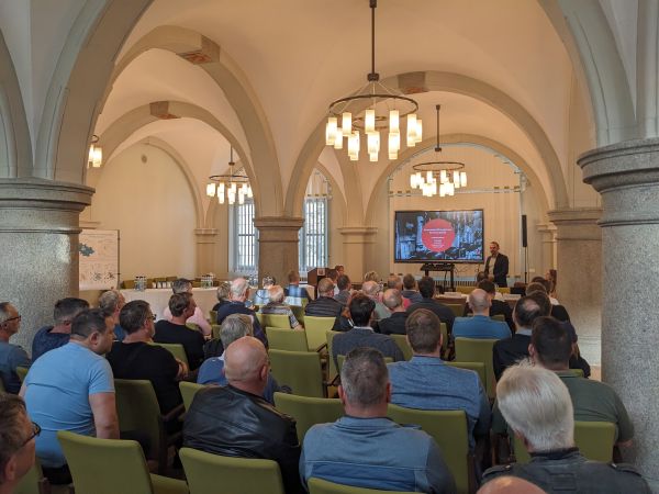 Bürgerinnen und Bürger der Stadt Bernburg (Saale) informieren sich über die Kommunale Wärmeplanung in Bernburg (Saale)