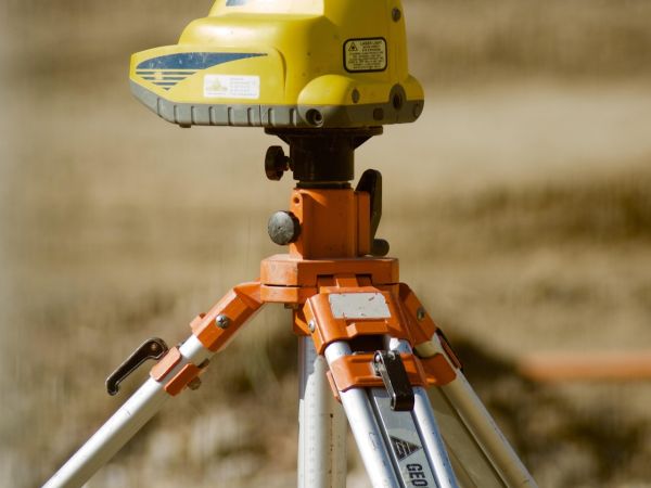 Ein Messgerät steht auf einer Baustelle